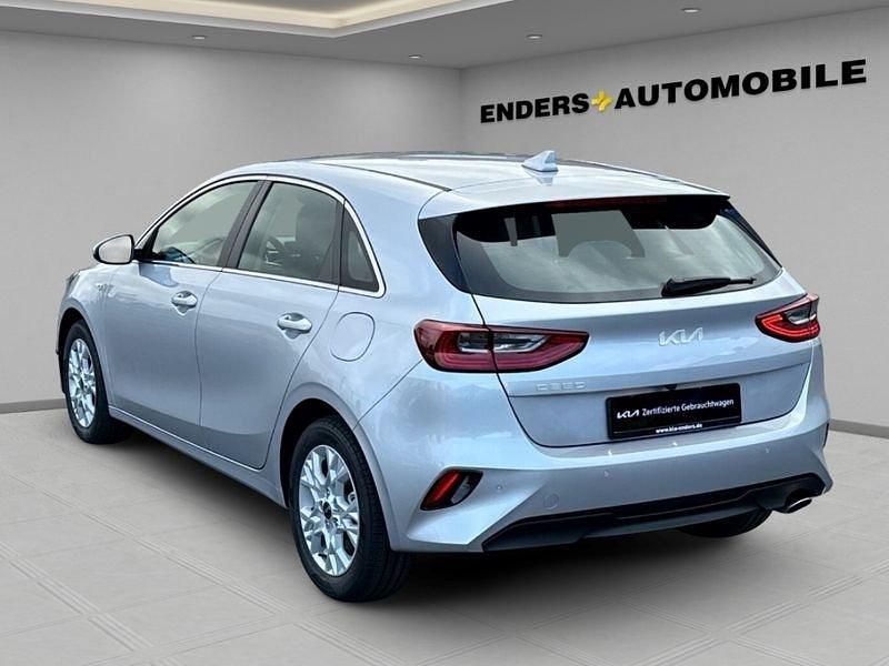 Neu Kia Ceed Vision 140 PS (102 kW) 2025 Silber Kleinwagen