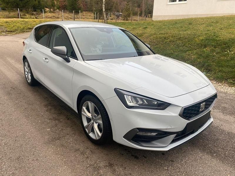 Weiß Neu 2025 Seat Leon FR Limousine | 24.480 € (Superpreis) - Bild 1/4