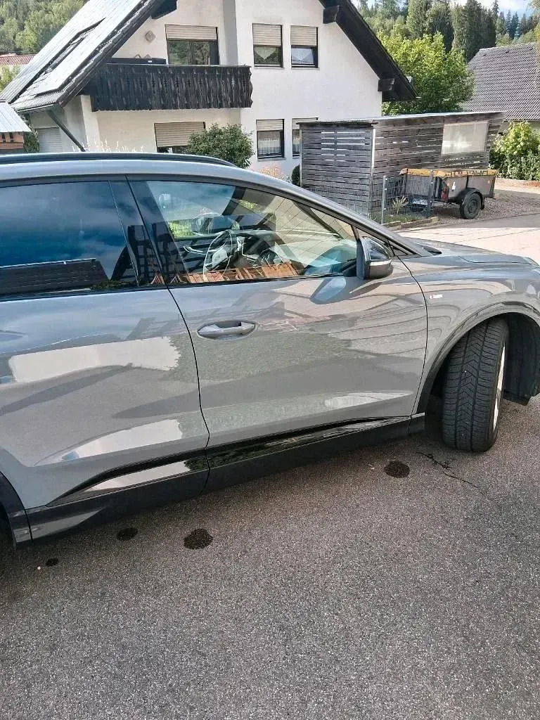 Używany Audi Q4 e-tron 125 kW (170 KM) 2023 Szary SUV