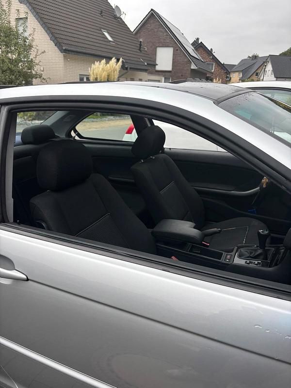 Gebraucht BMW 318 143 PS (105 kW) 2001 Silber Coupé