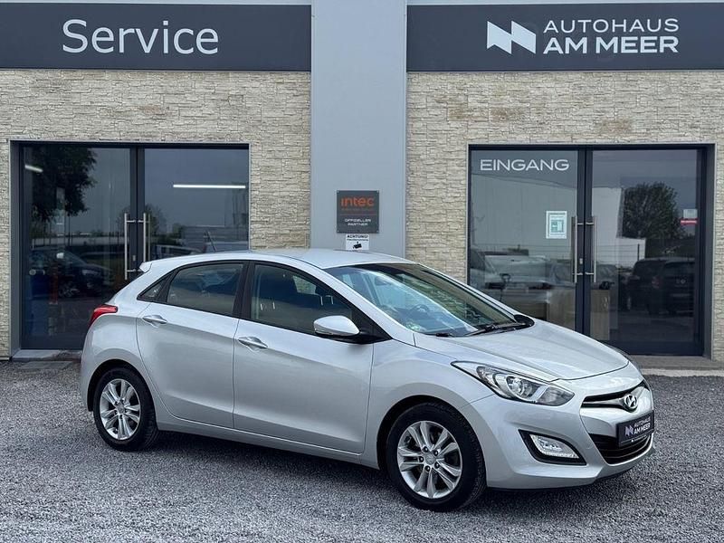 Silber Gebraucht 2015 Hyundai i30 Edition Limousine | 9.499 € (Guter Preis) - Bild 1/4