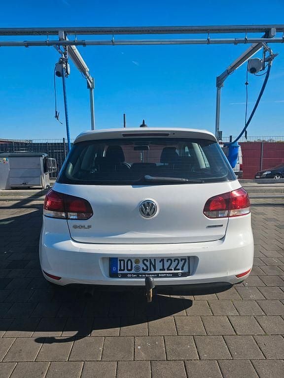 Gebraucht VW Golf VI 105 PS (77 kW) 2010 Weiß Kleinwagen