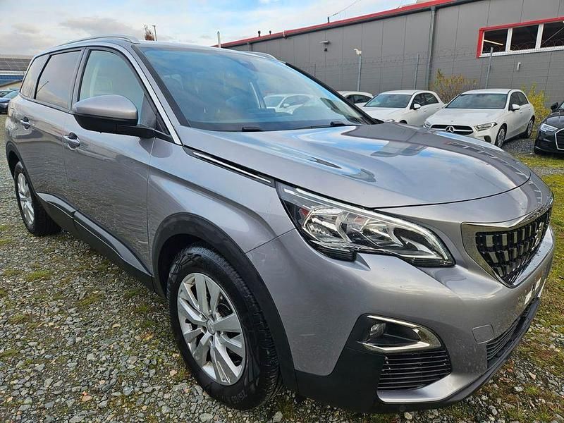 Grau Gebraucht 2020 Peugeot 5008 Van / Kleinbus | 14.161 € (Guter Preis) - Bild 1/4