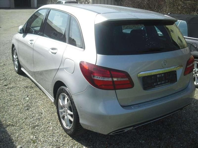Gebraucht Mercedes B180 122 PS (89 kW) 2016 Polarsilber  metalliclack Van / Kleinbus
