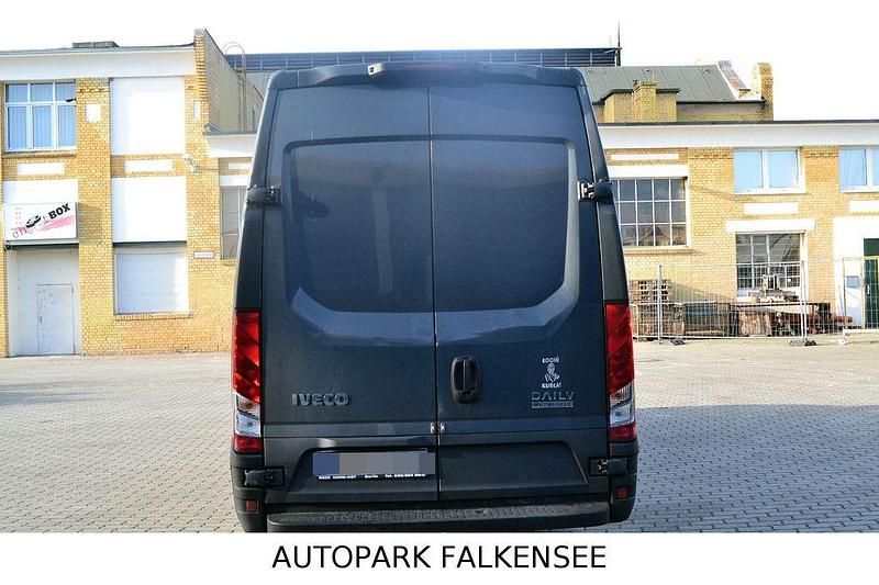 Gebraucht Iveco Daily 209 PS (153 kW) 2021 Grau Limousine