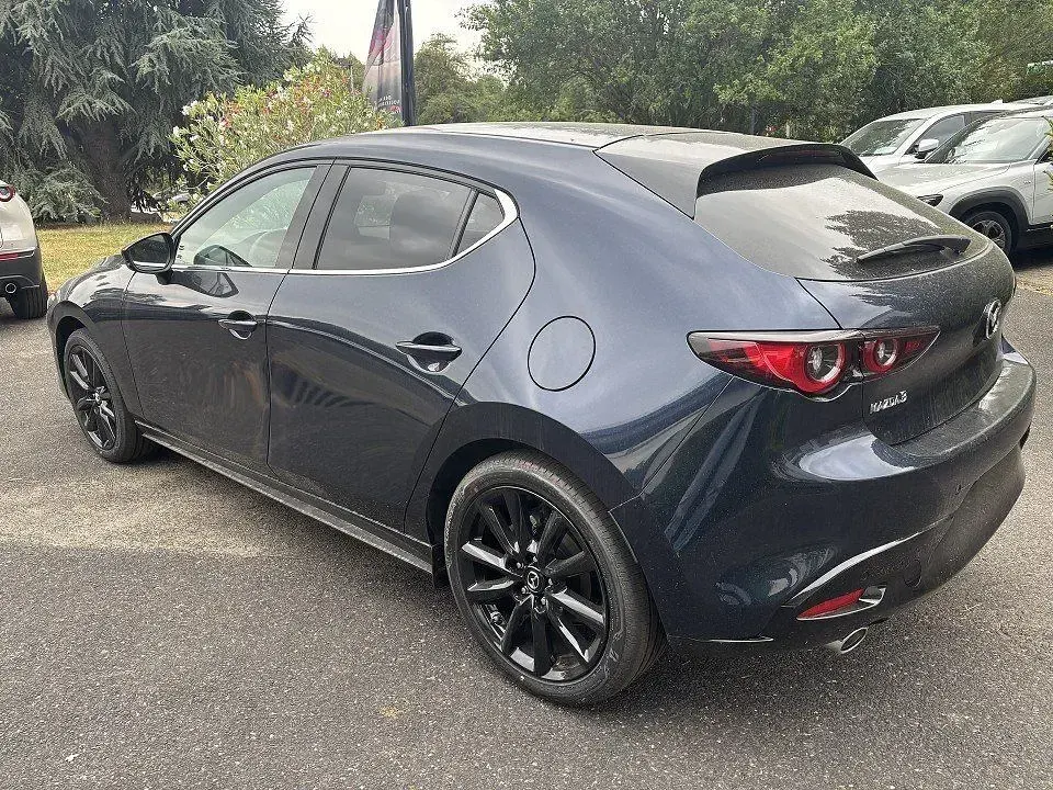 Neu Mazda 3 Nagisa 140 PS (102 kW) 2026 Jet black Limousine