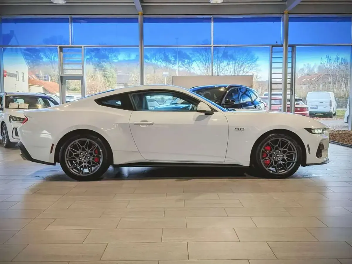 Neu Ford Mustang GT Fastback 446 PS (328 kW) 2025 Frost weiß sonderlack Coupé