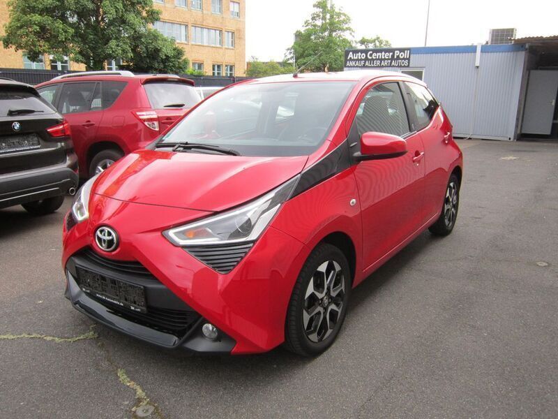 Rot Gebraucht 2021 Toyota Aygo Team Kleinwagen | 12.490 € (Fairer Preis) - Bild 1/4