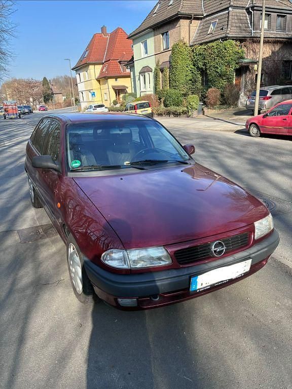 Gebraucht Opel Astra 75 PS (55 kW) 1997 Rot Limousine