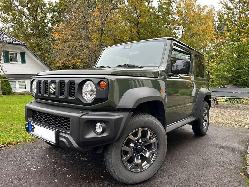 Grün Gebraucht 2019 Suzuki Jimny Comfort+ SUV | 28.800 € (Fairer Preis) - Bild 1/4