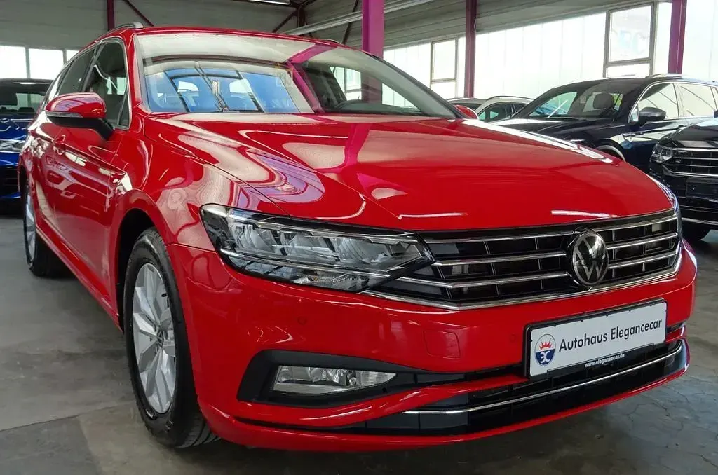 Gebraucht VW Passat 122 PS (89 kW) 2023 Rot Kombi