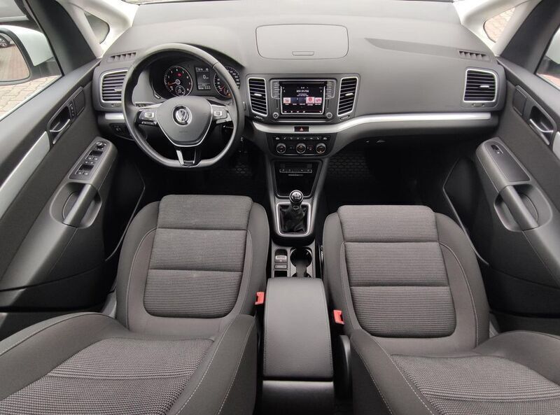 Gebraucht VW Sharan Comfortline 150 PS (110 kW) 2022 Pure white Van / Kleinbus