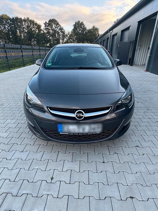 Grau Gebraucht 2014 Opel Astra Kleinwagen | 5.150 € (Guter Preis) - Bild 1/4
