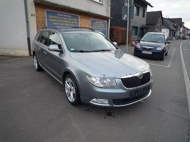 Gebraucht Skoda Superb Ambition 140 PS (102 kW) 2011 Platin grau metallic Kombi