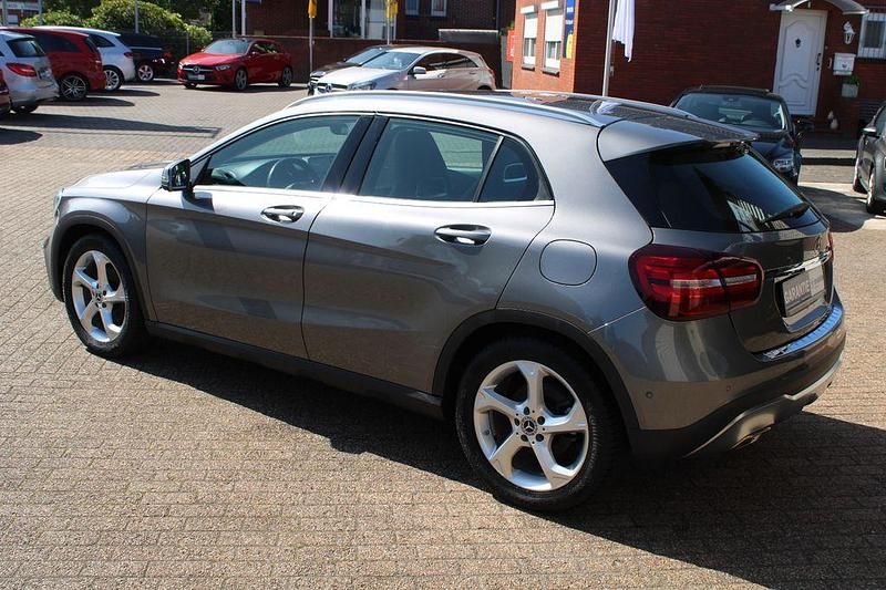 Gebraucht Mercedes GLA180 Urban 122 PS (89 kW) 2017 Grau SUV