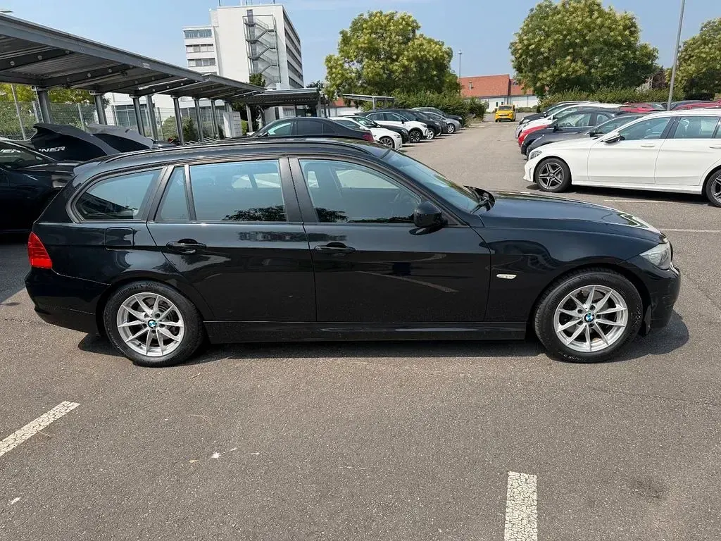 Gebraucht BMW 318 Sport Line 143 PS (105 kW) 2012 Schwarz Kombi
