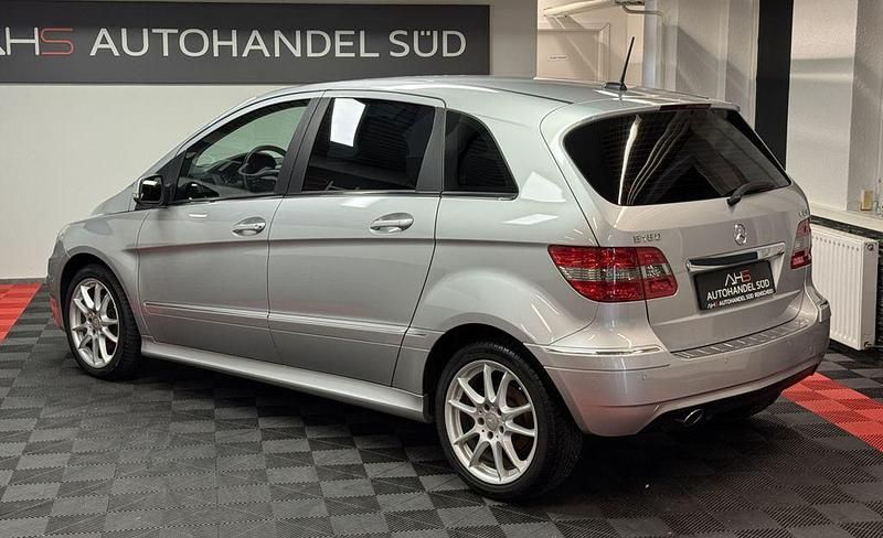 Gebraucht Mercedes B180 109 PS (80 kW) 2009 Silber Van / Kleinbus