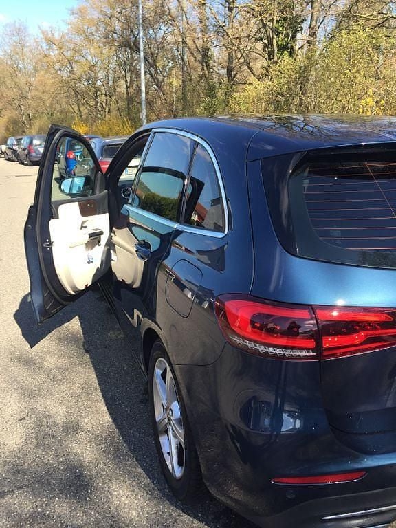 Blau Gebraucht 2019 Mercedes B200 Van / Kleinbus | 18.800 € (Guter Preis) - Bild 1/2