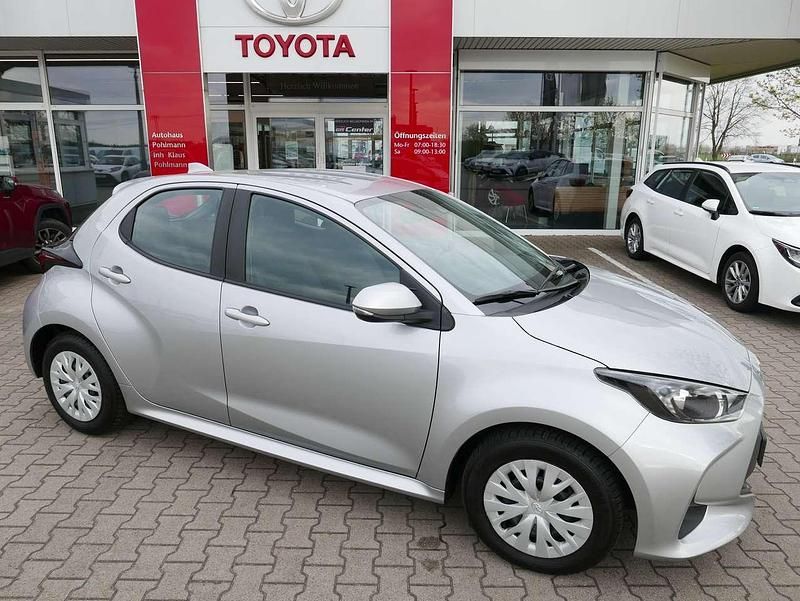 Shimmering silver metallic Gebraucht 2022 Toyota Yaris Comfort Kleinwagen | 14.930 € (Fairer Preis) - Bild 1/4