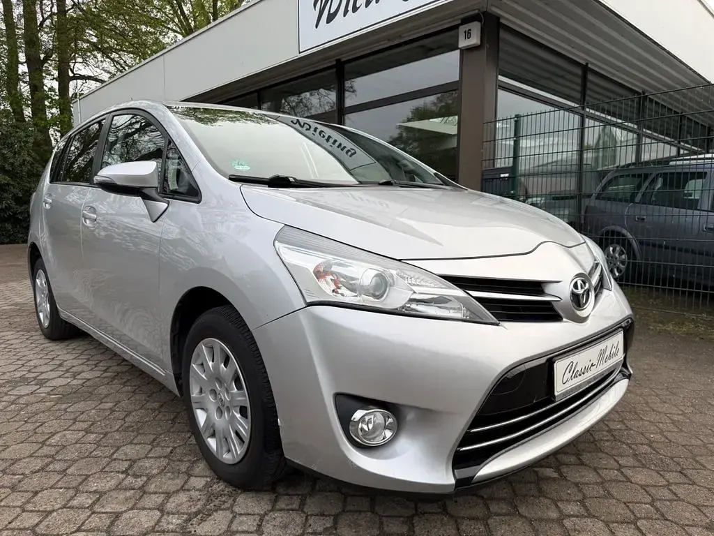 Gebraucht Toyota Verso Edition-S 147 PS (108 kW) 2016 Silber Van / Kleinbus