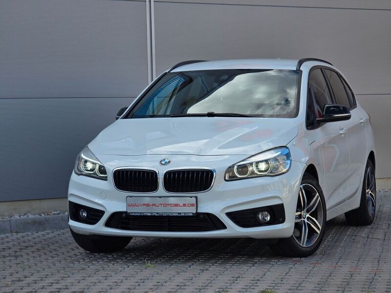 Weiß Gebraucht 2017 BMW 225 Active Tourer iPerformance Van / Kleinbus | 12.900 € (Guter Preis) - Bild 1/4