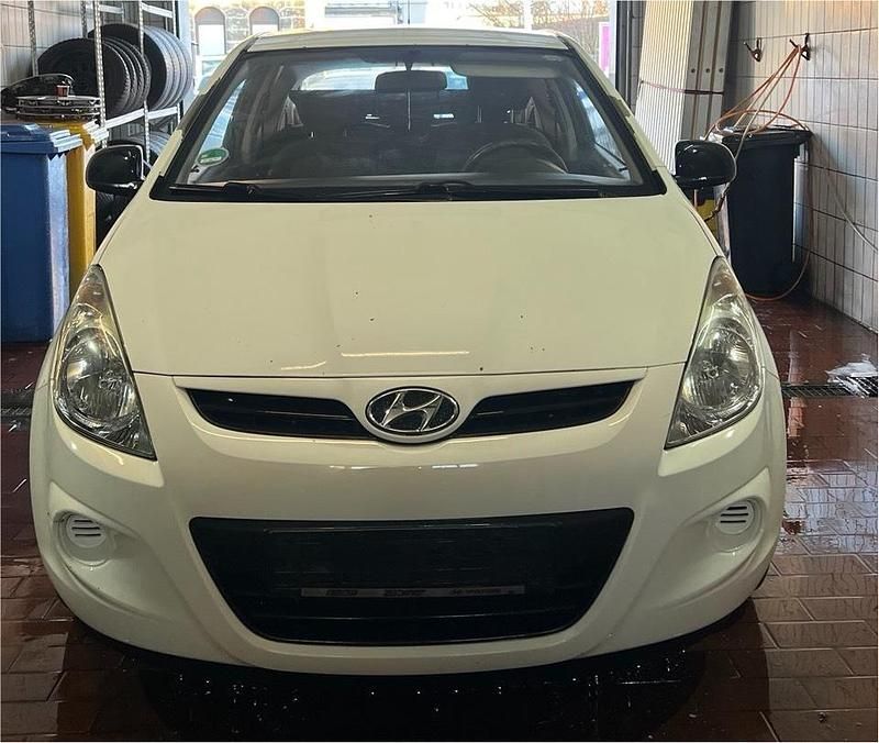 Gebraucht Hyundai i20 70 PS (51 kW) 2012 Weiß Kleinwagen