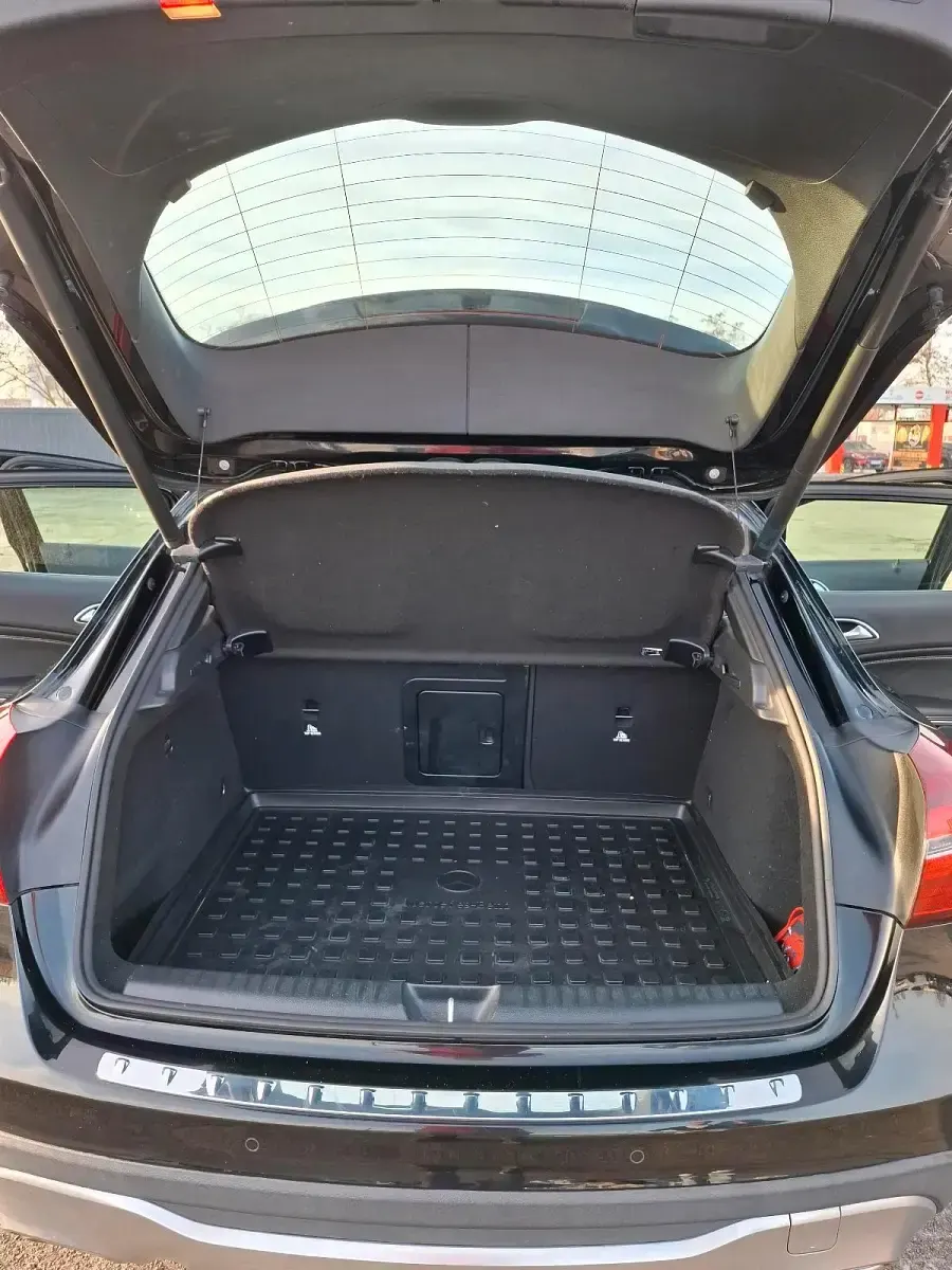 Gebraucht Mercedes GLA180 122 PS (89 kW) 2019 Schwarz SUV