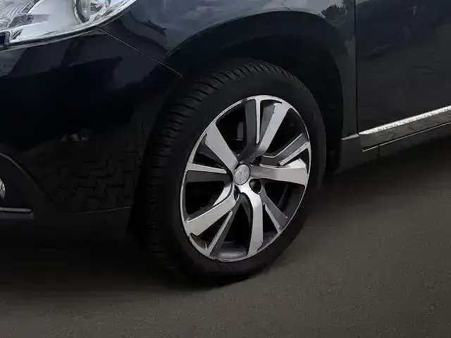 Gebraucht Peugeot 2008 Allure 120 PS (88 kW) 2016 Schwarz SUV