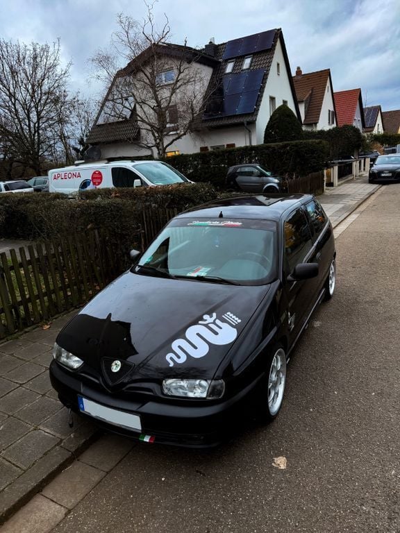Schwarz Gebraucht 1999 Alfa Romeo 145 Kleinwagen | 2.500 € - Bild 1/4