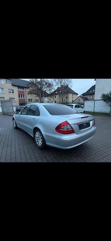 Gebraucht Mercedes E200 Elegance 184 PS (135 kW) 2007 Silber Limousine