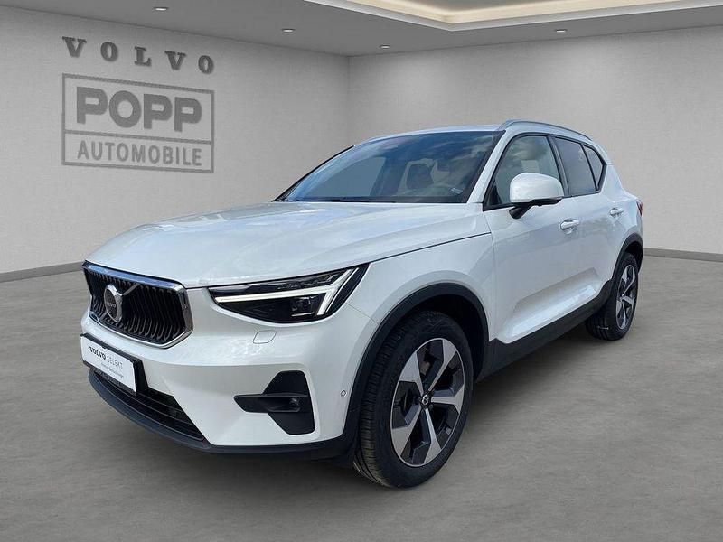 Crystal white / metallic Gebraucht 2024 Volvo XC40 Core SUV | 36.950 € (Fairer Preis) - Bild 1/4