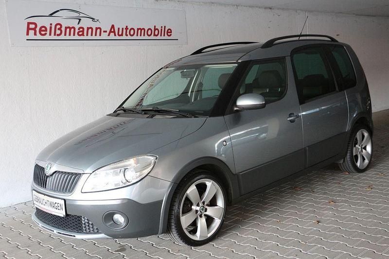 Grau Gebraucht 2010 Skoda Roomster Scout Plus Edition Kombi | 7.490 € - Bild 1/4