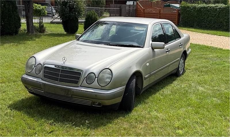 Beige Gebraucht 1998 Mercedes E240 Elegance Limousine | 3.500 € (Fairer Preis) - Bild 1/4