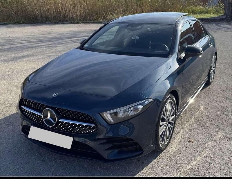 Blau Gebraucht 2020 Mercedes A250 AMG Limousine | 28.998 € (Fairer Preis) - Bild 1/4