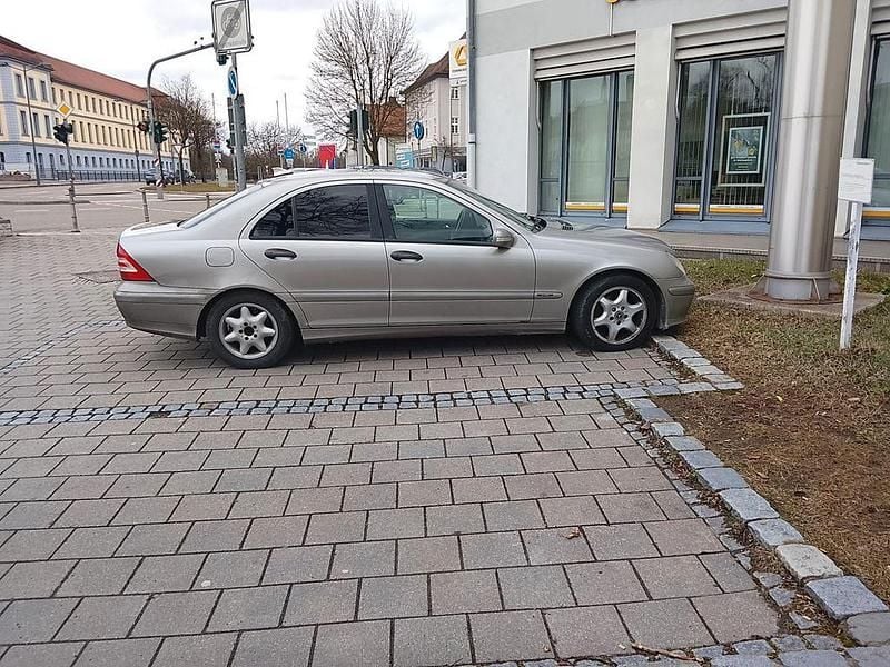 Gebraucht Mercedes C220 Classic 143 PS (105 kW) 2004 Silber Limousine