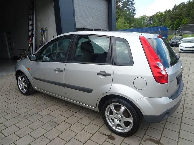 Gebraucht Ford Fiesta Basis 69 PS (50 kW) 2007 Silber Kleinwagen