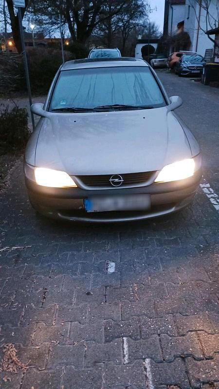 Beige Gebraucht 1996 Opel Vectra Limousine | 900 € - Bild 1/4
