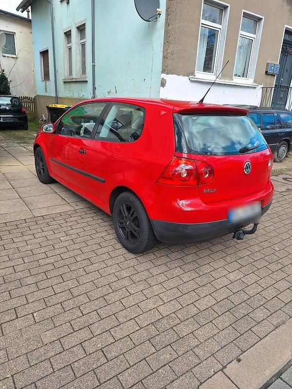 Second-hand VW Golf 75 CP (55 kW) 2005 Roșu Coupe