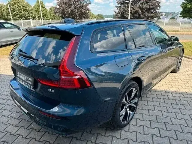Gebraucht Volvo V60 Plus 197 PS (144 kW) 2025 Denim blue Kombi