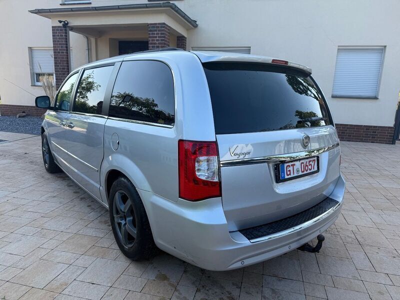 Gebraucht Lancia Voyager Gold 163 PS (119 kW) 2011 Colore esterno (bright silver) Van / Kleinbus