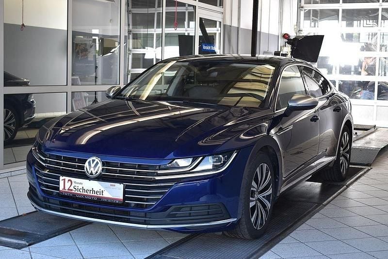 Atlantic blue metallic Gebraucht 2018 VW Arteon Elegance Limousine | 25.299 € (Etwas zu teuer) - Bild 1/4
