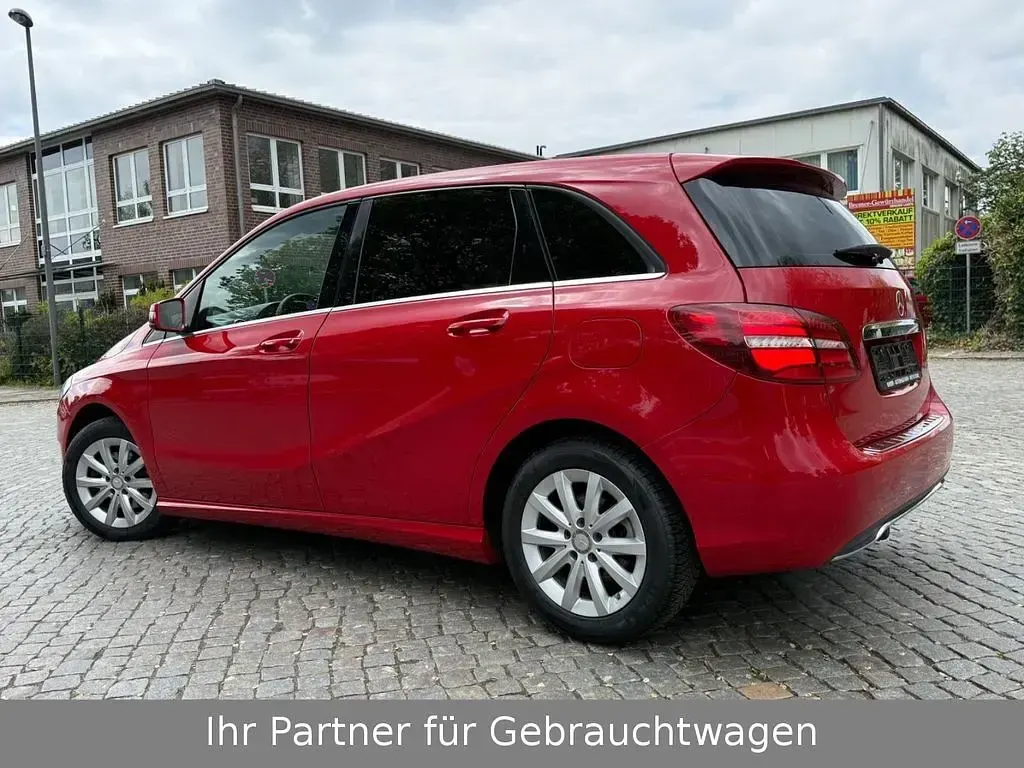 Gebraucht Mercedes B200 136 PS (100 kW) 2018 Rot Van / Kleinbus
