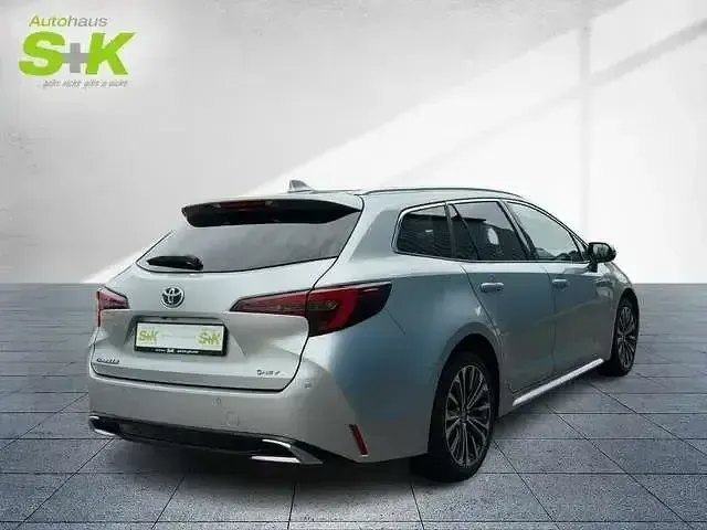 Gebraucht Toyota Corolla Team 140 PS (102 kW) 2024 Silver metallic Limousine