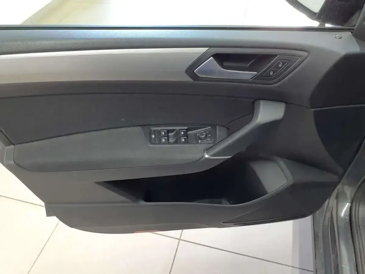 Gebraucht VW Touran Comfortline 150 PS (110 kW) 2023 Uranograu Van / Kleinbus