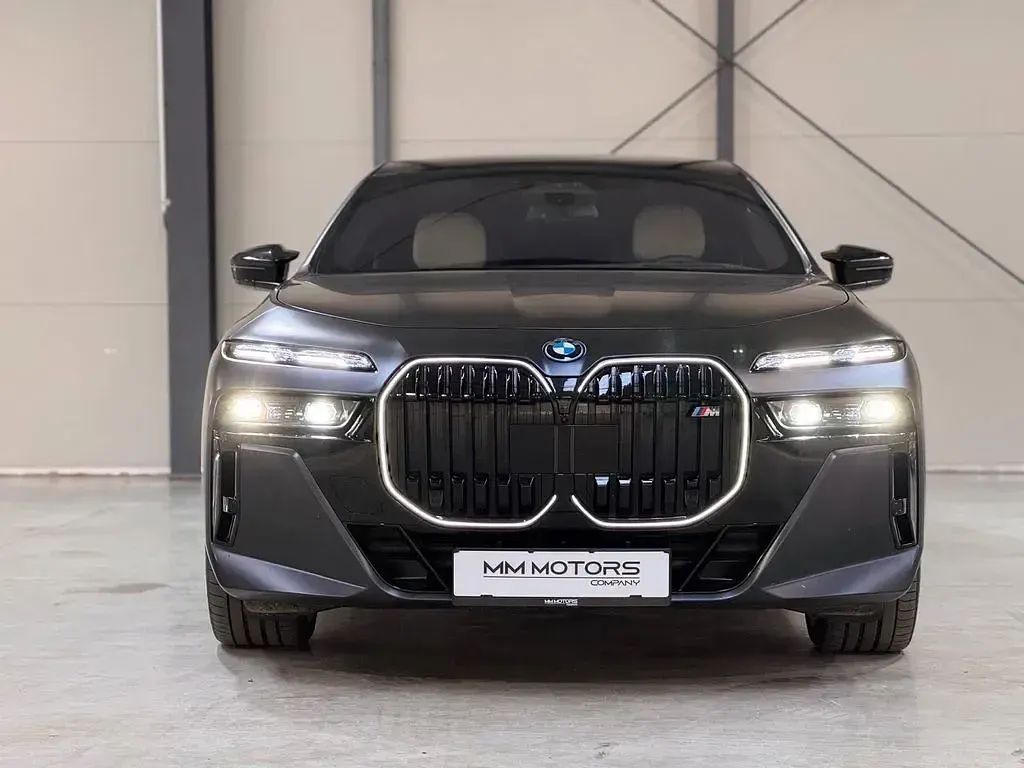 Gebraucht BMW M760e 381 PS (280 kW) 2024 Grau Limousine