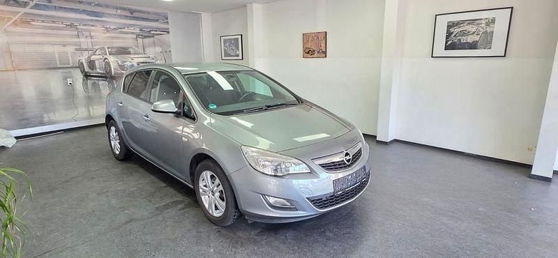 Gebraucht Opel Astra Edition 140 PS (102 kW) 2012 Grau Limousine