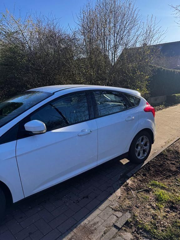 Gebraucht Ford Focus Trend 125 PS (91 kW) 2011 Weiß Limousine