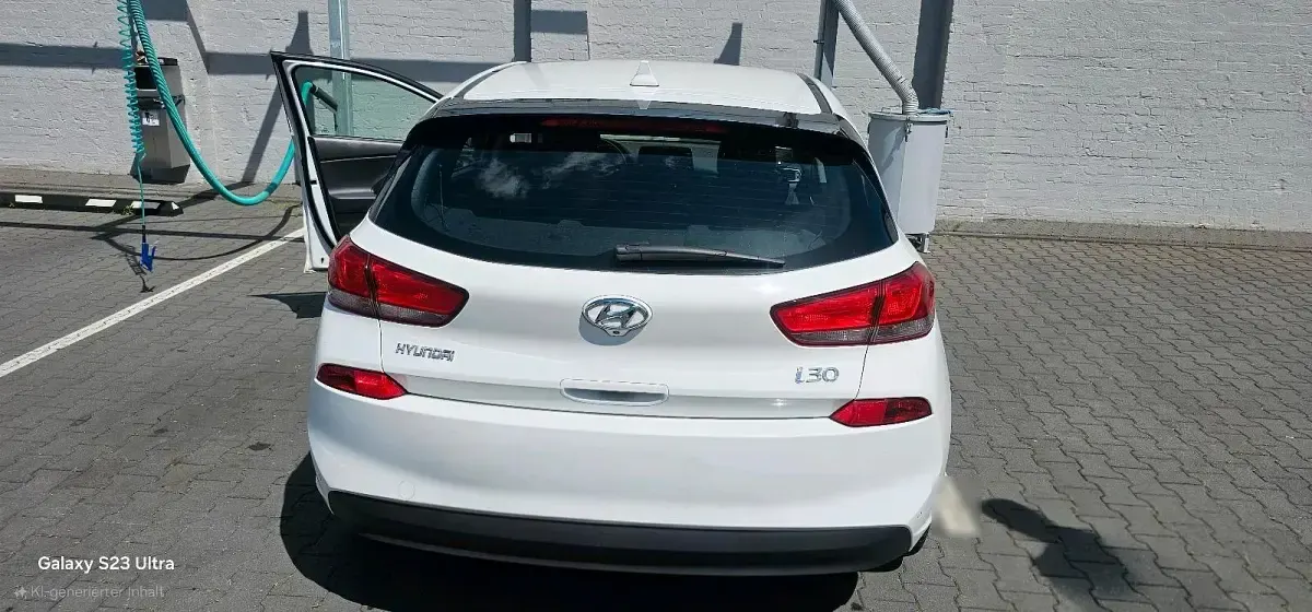Gebraucht Hyundai i30 Comfort 120 PS (88 kW) 2017 Weiß Limousine