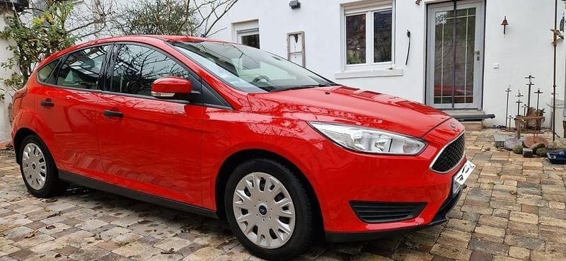 Rot Gebraucht 2014 Ford Focus Limousine | 4.800 € (Guter Preis) - Bild 1/4