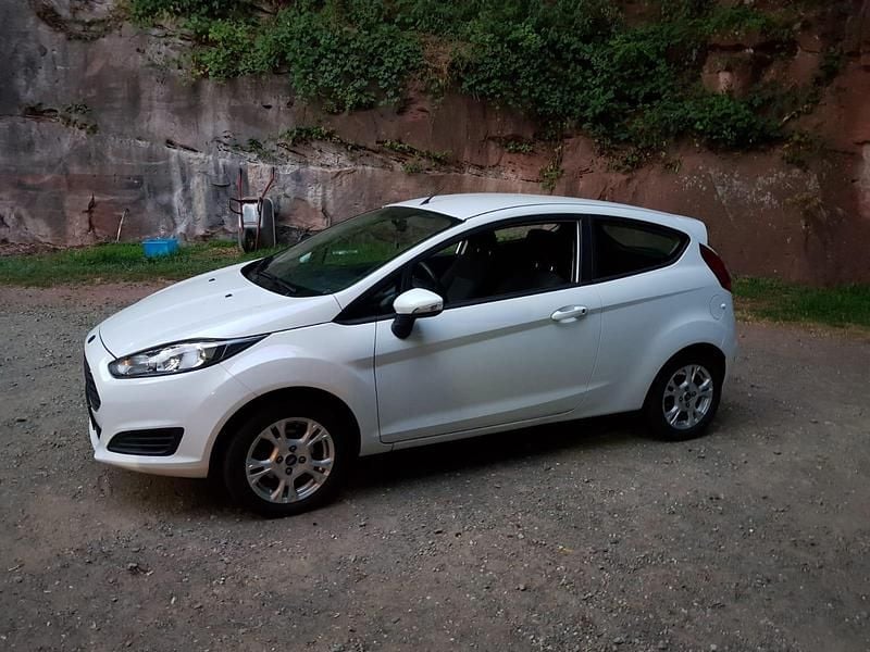 Gebraucht Ford Fiesta Ambiente 60 PS (44 kW) 2014 Weiß Kleinwagen